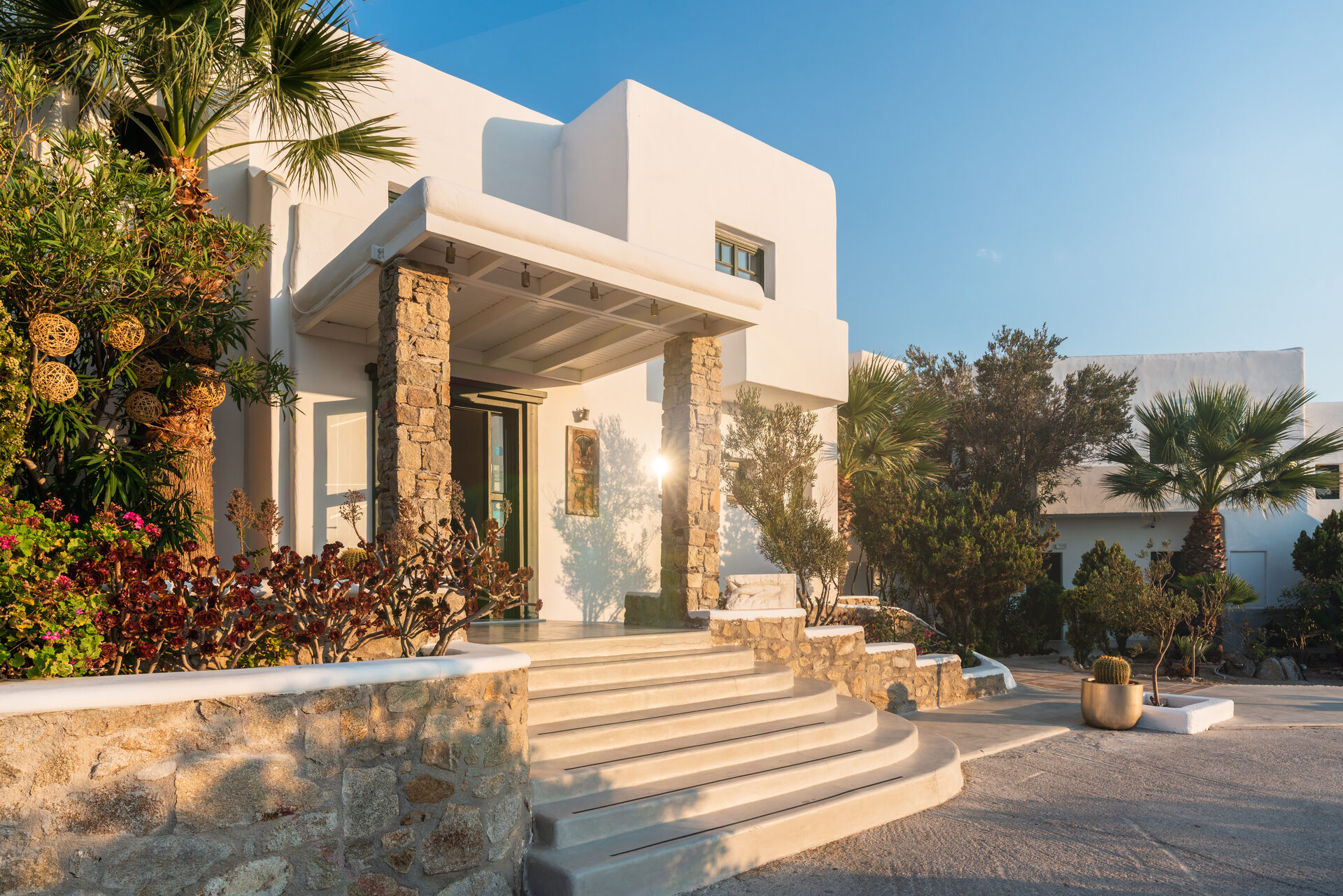 The entrance of Tharroe of Mykonos